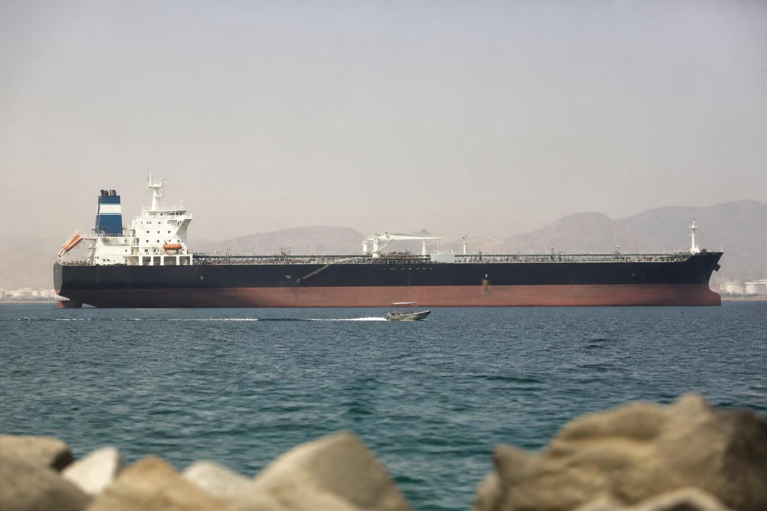 Navio petroleiro transportando combustível no Golfo Pérsico
