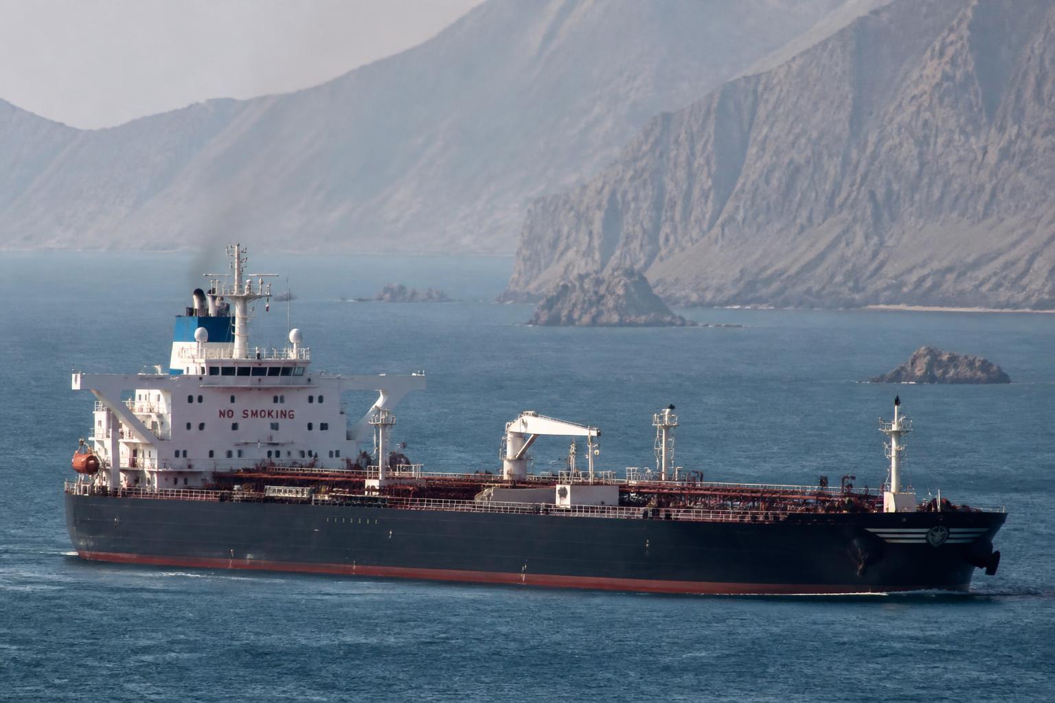 Navio petroleiro navegando no Estreito de Ormuz.