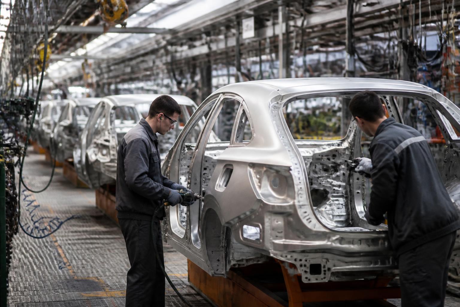 Linha de produção de veículos em fábrica automotiva