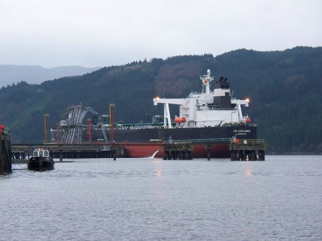 Navio petroleiro carregando barris em alto mar