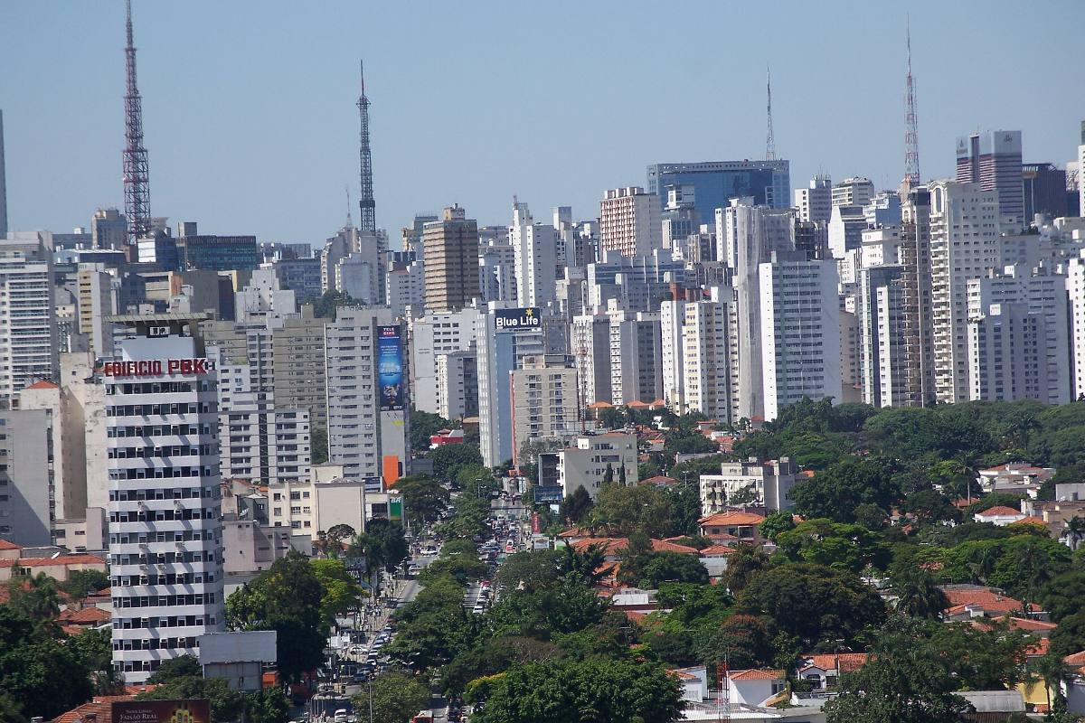 Canteiro de obras e grandes construções no horizonte urbano