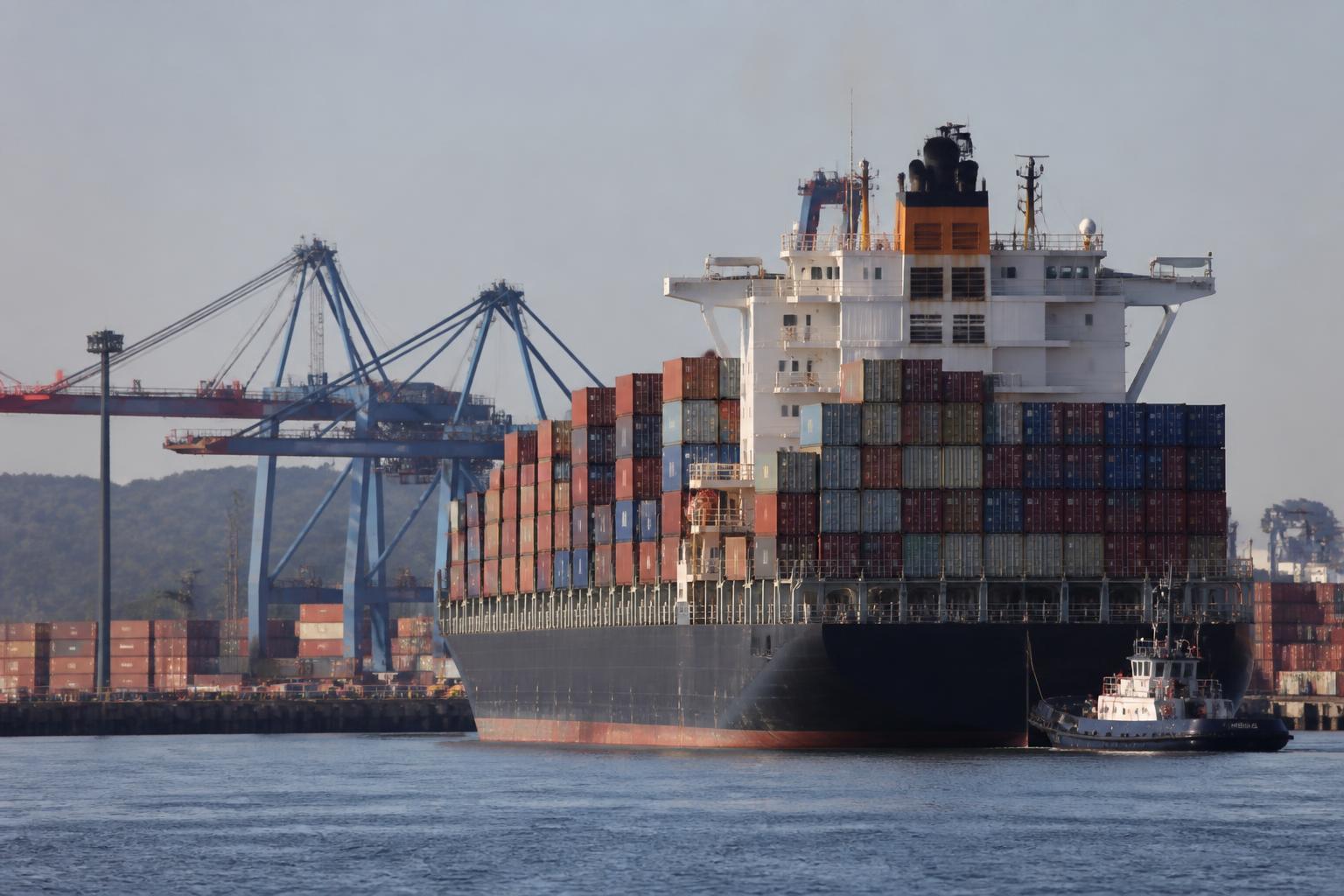 Navio de contêineres atracado em porto brasileiro