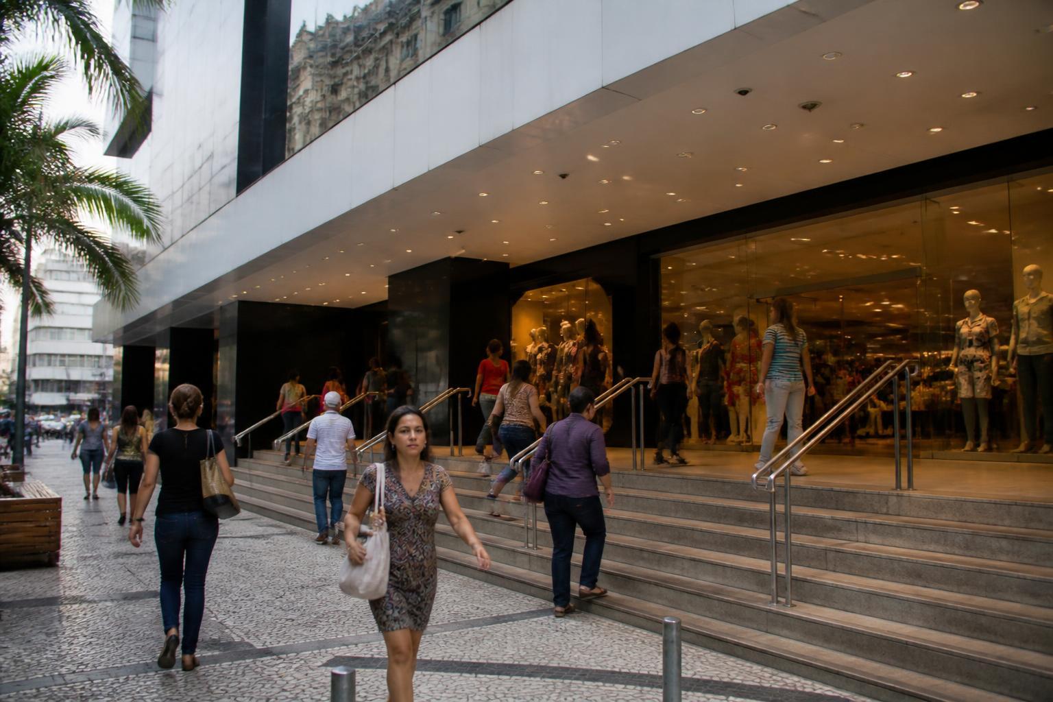 Fachada de loja de grande rede varejista no Brasil.