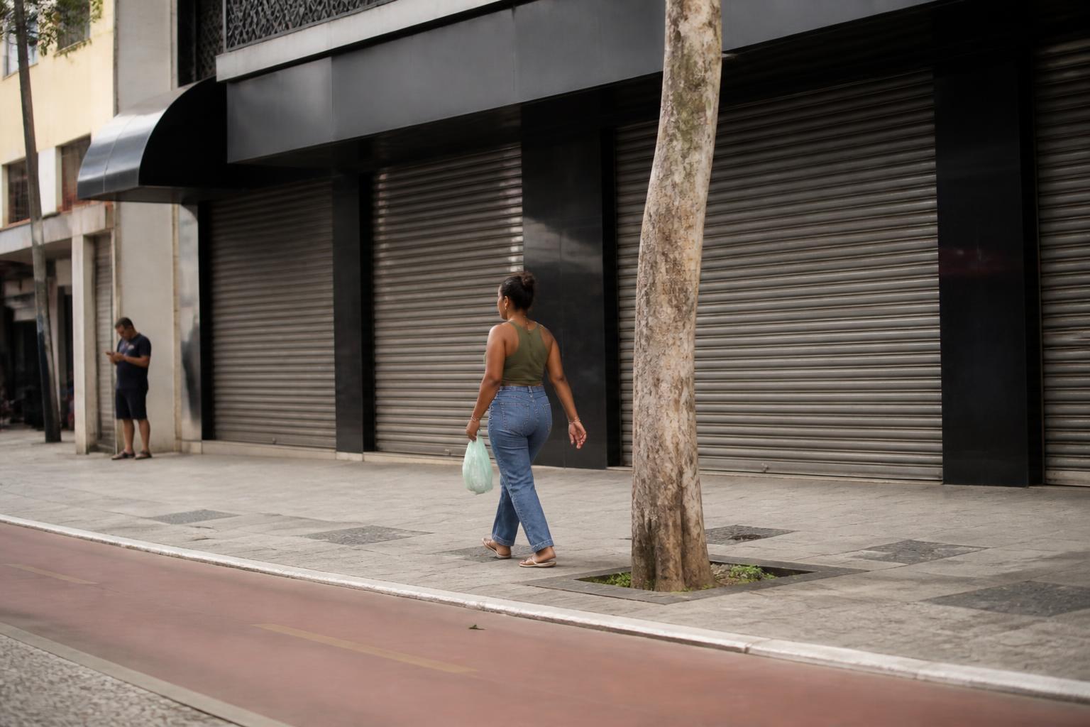 Fachada de loja de varejo com portas fechadas no Brasil