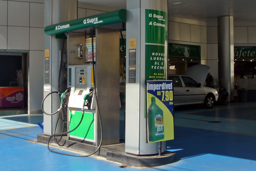 Bomba de combustível em posto de gasolina