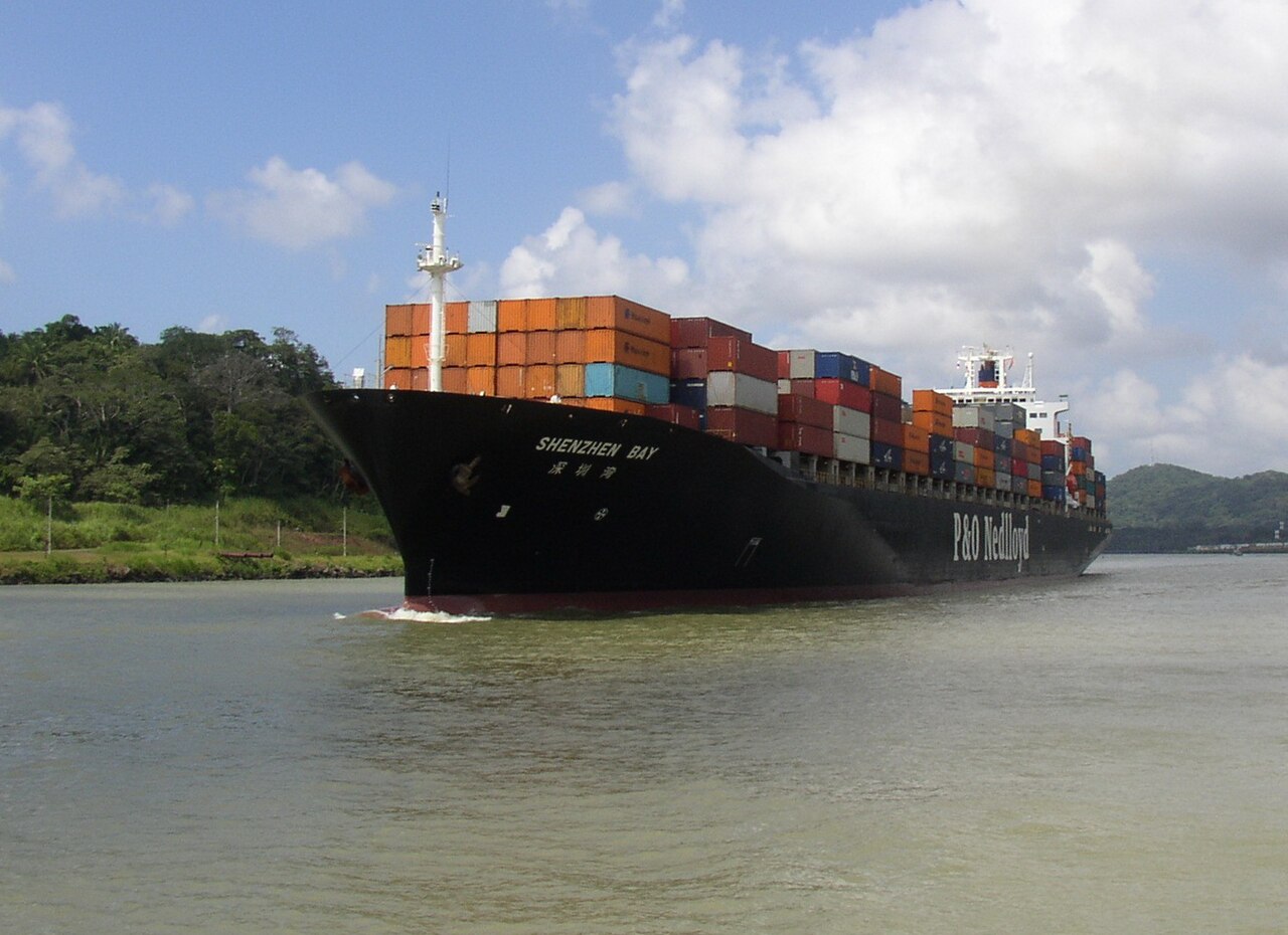 Navio de contêineres atravessando o Canal do Panamá