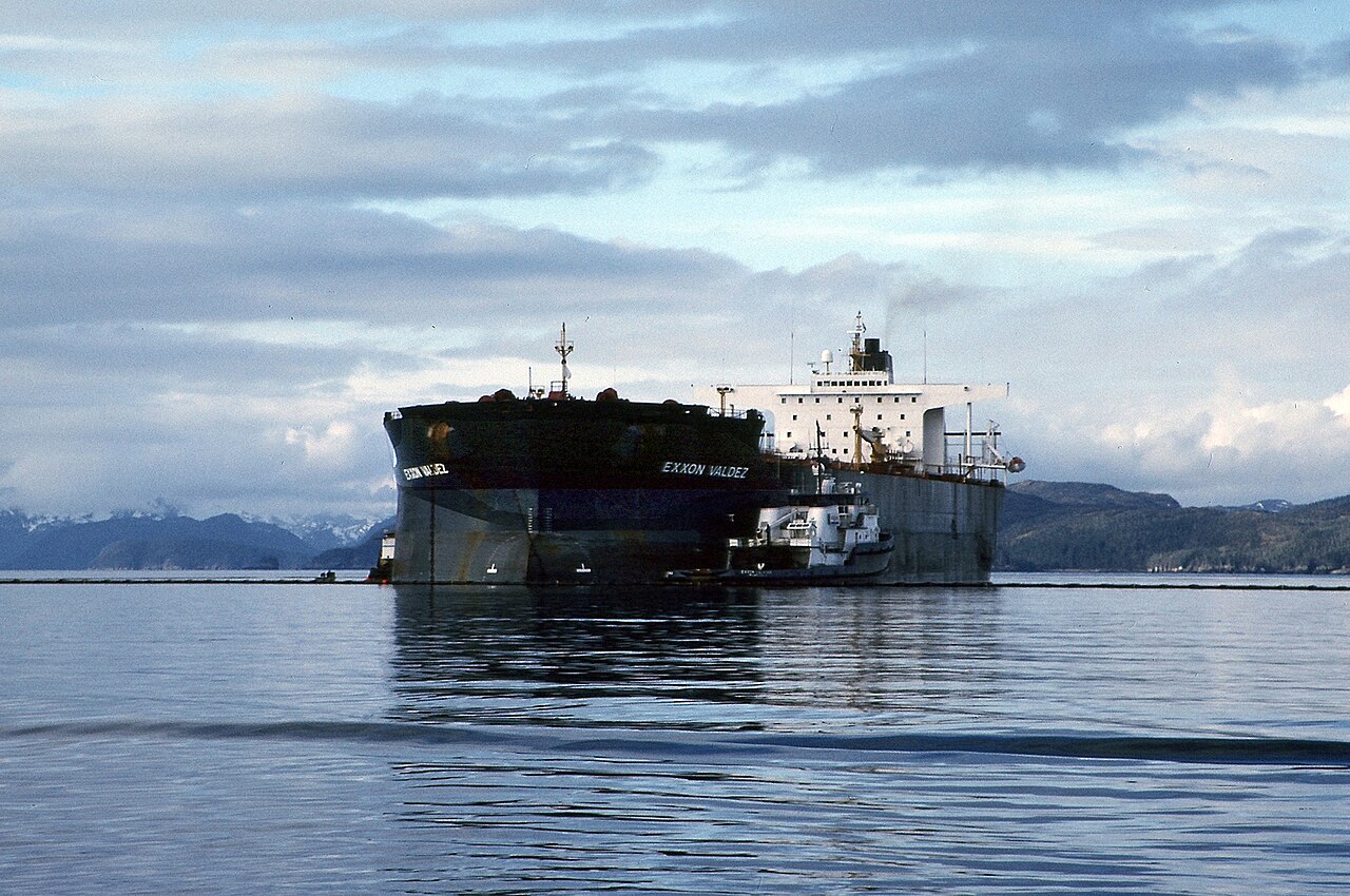 Navio petroleiro navegando em alto mar.