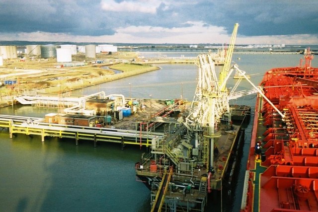 Superpetroleiro carregando barris de petróleo em terminal marítimo