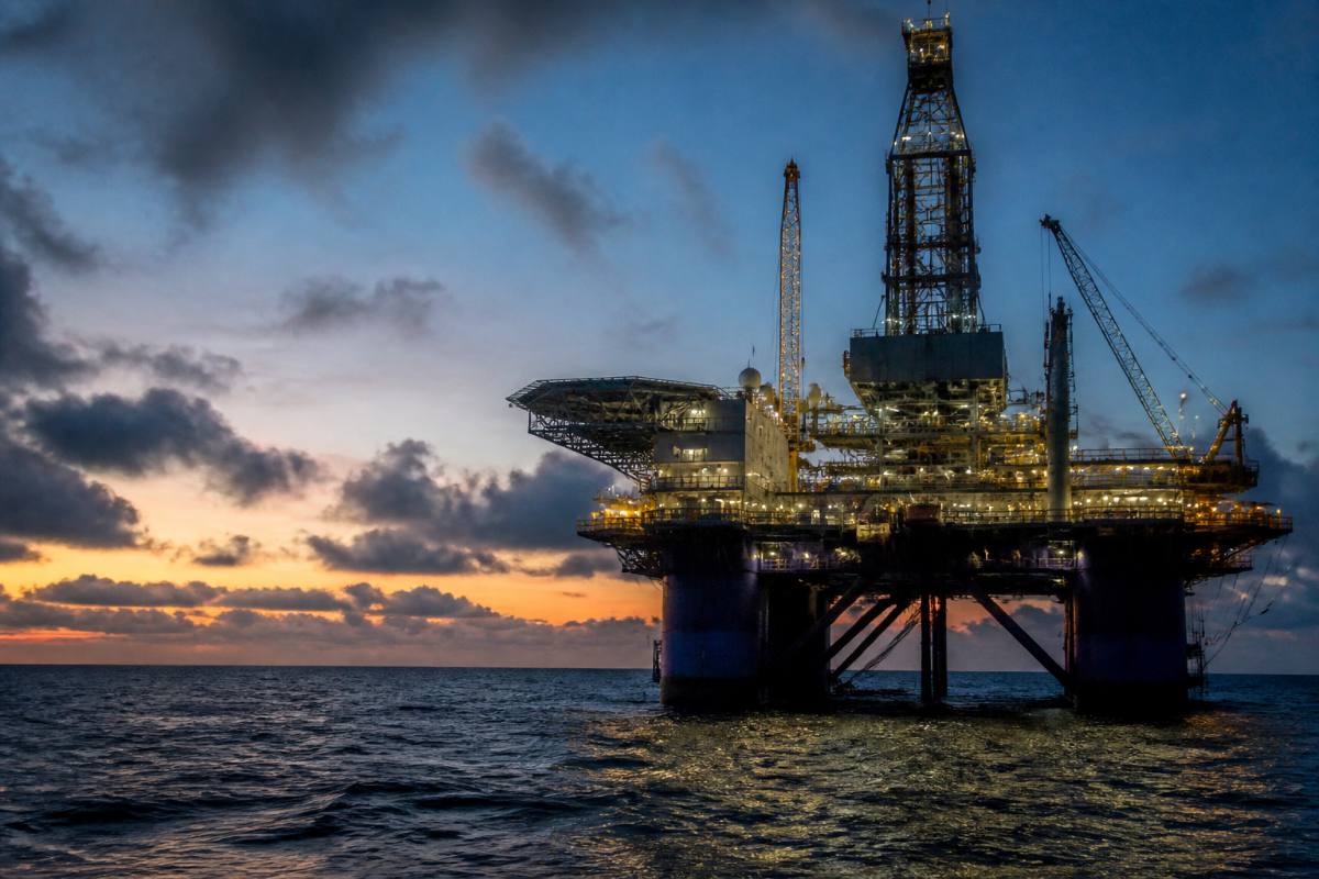 Plataforma offshore de exploração de petróleo no oceano