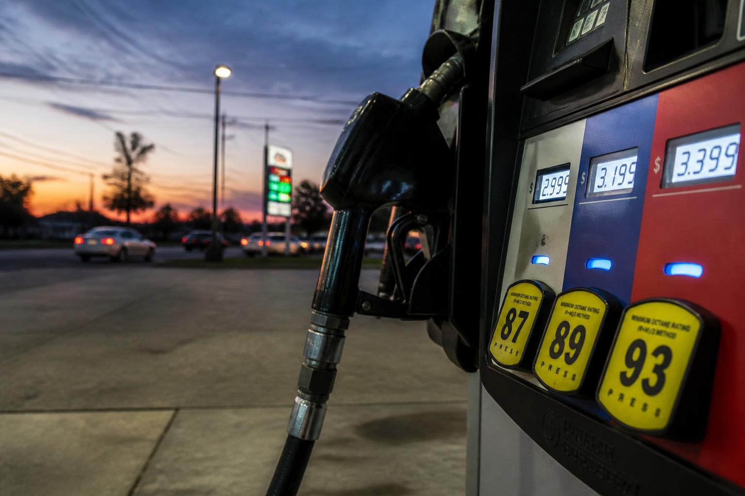 Bomba de combustível em posto destacando alta nos preços de energia.