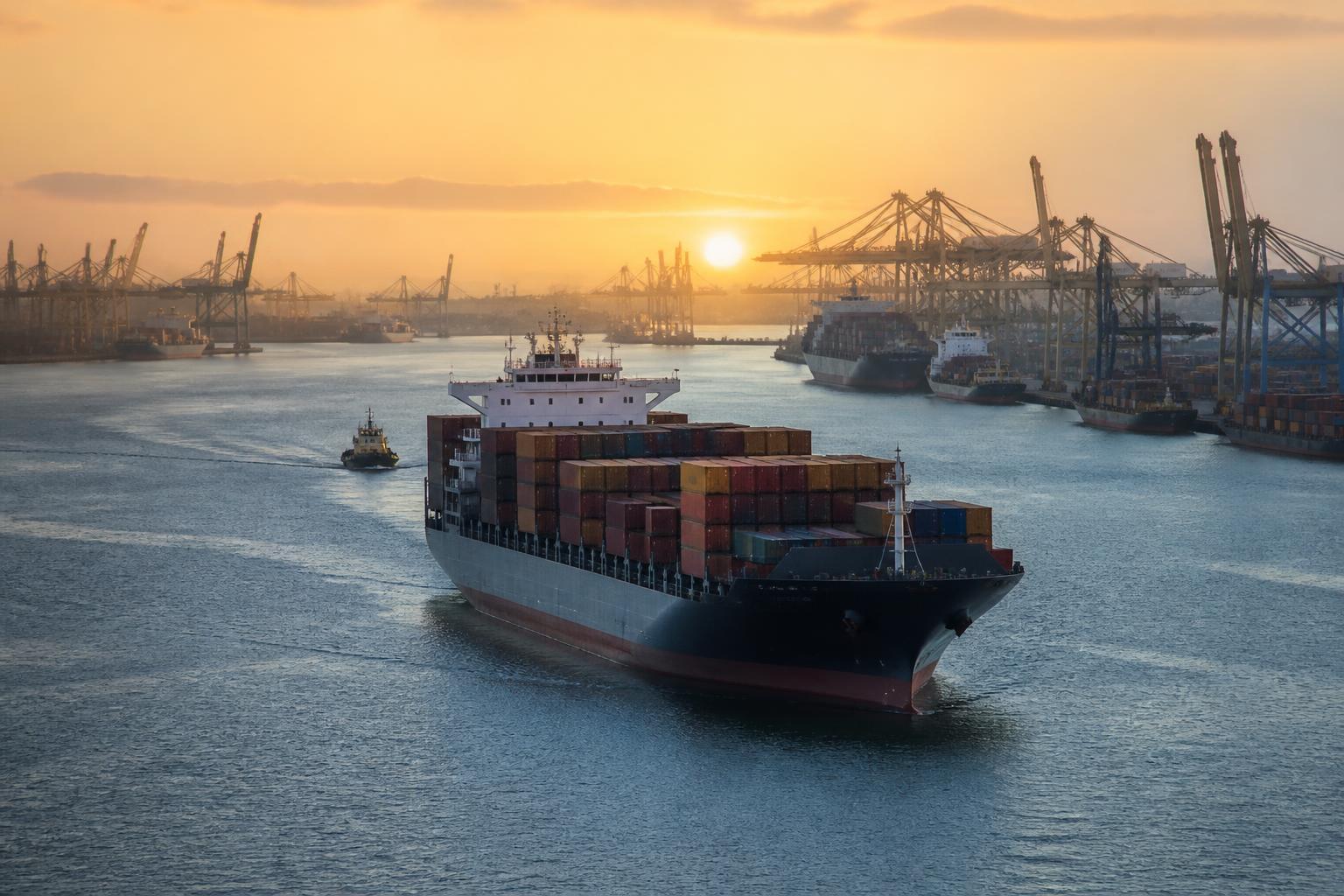 Navio de carga operando em um porto comercial de exportação.