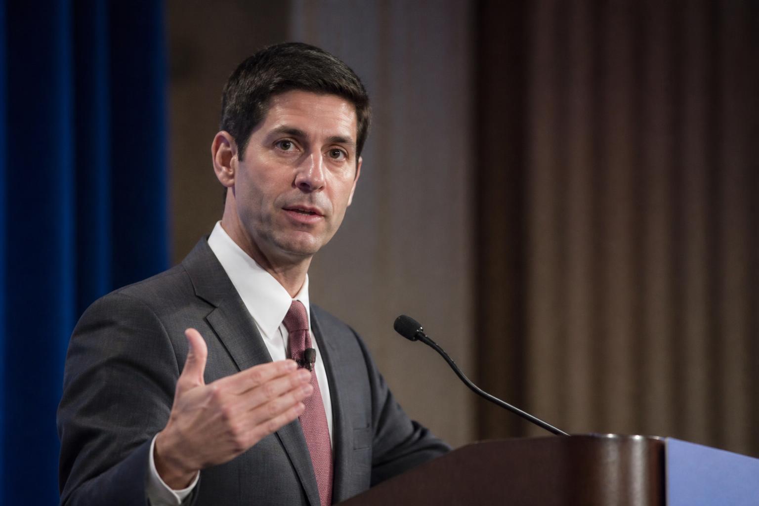 Kevin Warsh durante discurso em evento econômico