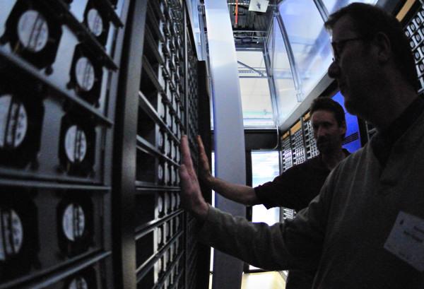 Corredor de servidores em um data center moderno