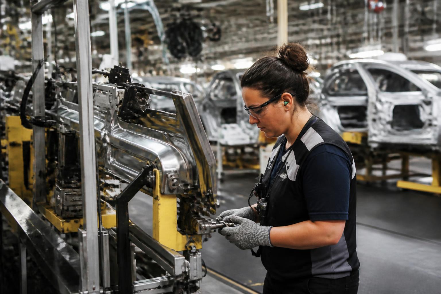 Linha de produção industrial, ilustrando o PMI industrial em campo de contração