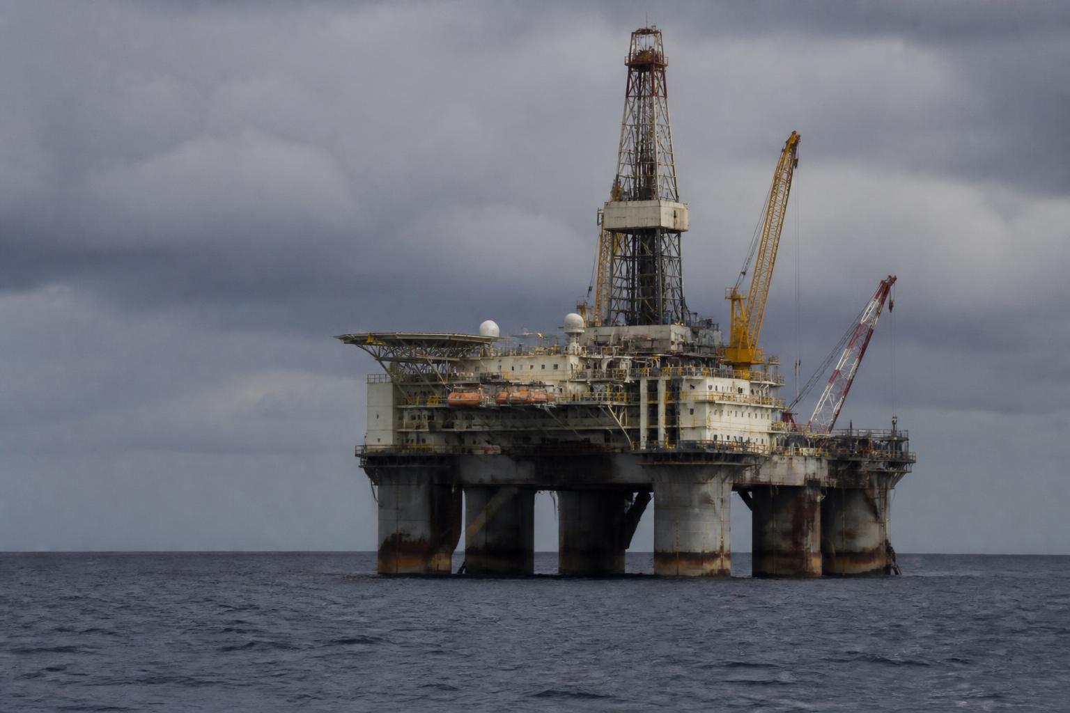 Plataforma de petróleo offshore em alto-mar