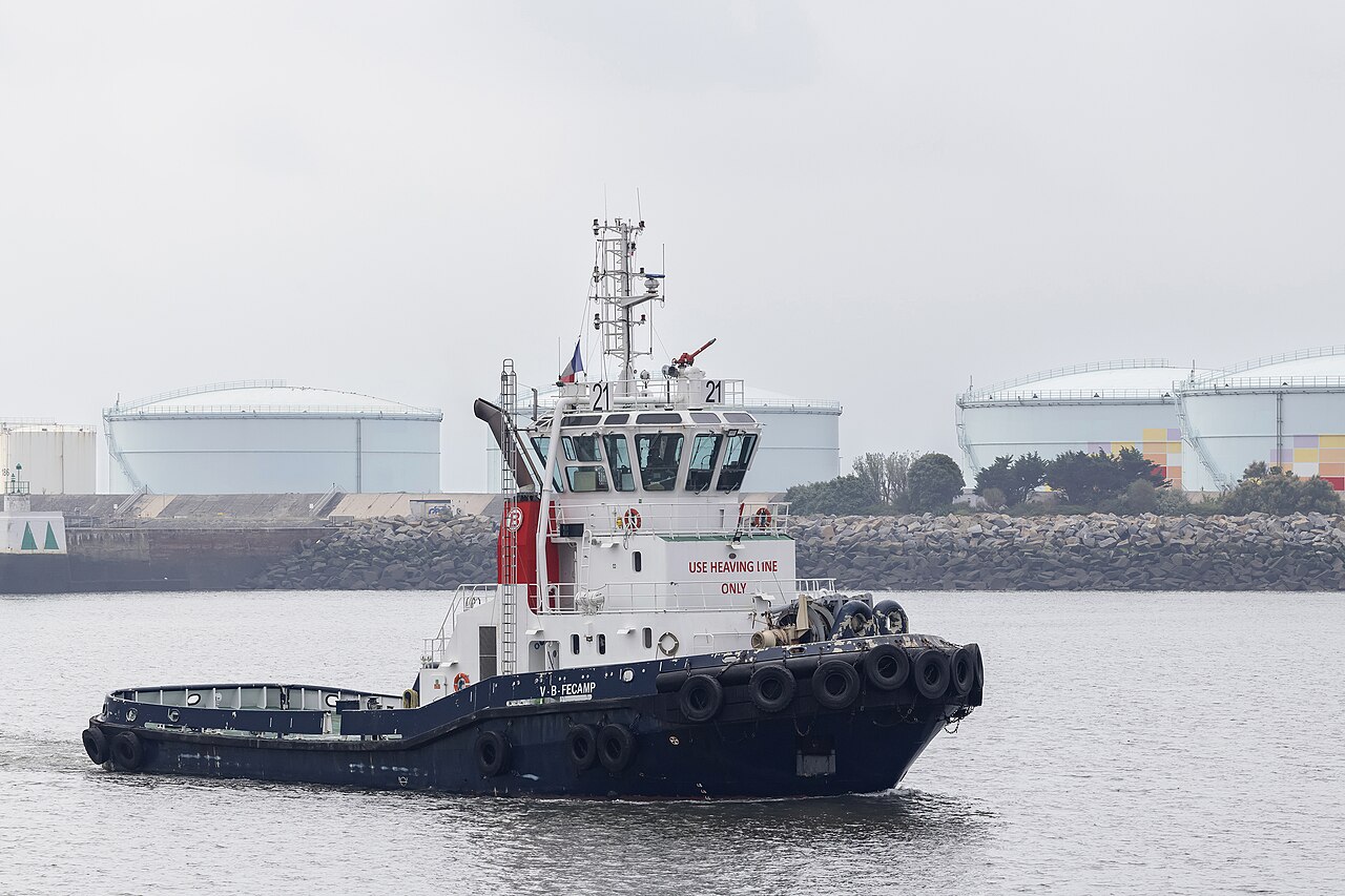 Navio petroleiro navegando em alto-mar