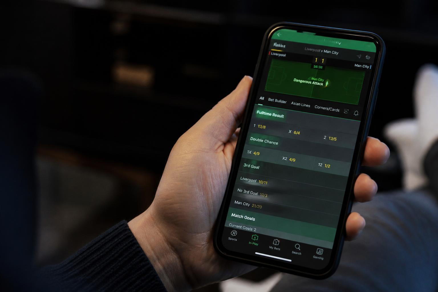 Smartphone com aplicativo de apostas virtuais na tela