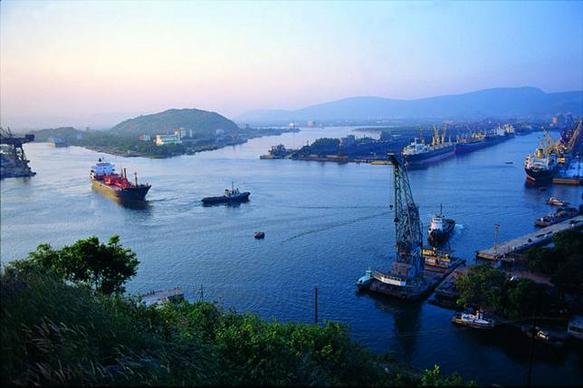 Navio petroleiro navegando no Golfo Pérsico