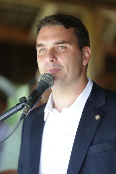Senador Flávio Bolsonaro discursando para a imprensa