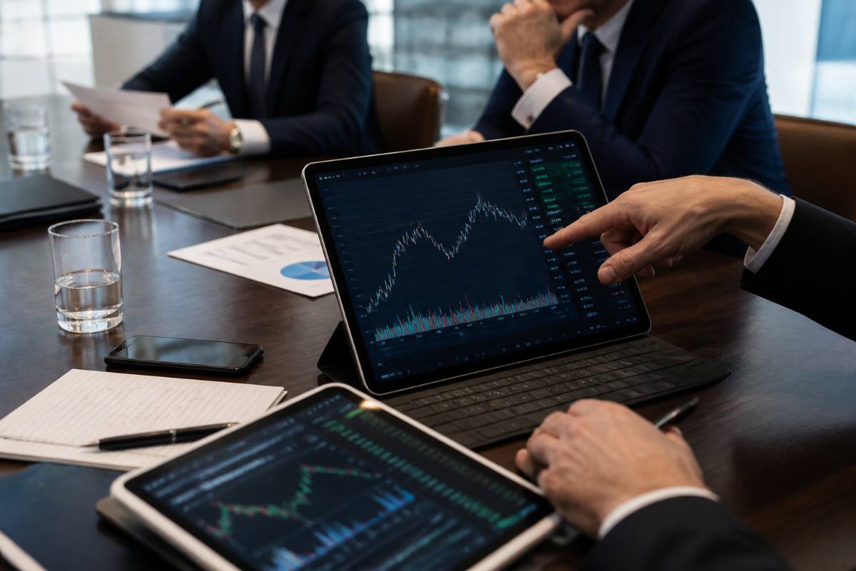 Gráficos de projeções financeiras e taxas de juros em mesa de reunião