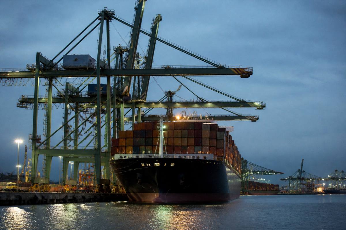 Navio de carga no Porto de Santos
