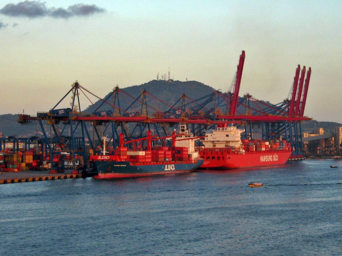 Navio de carga e guindastes em terminal do Porto de Santos