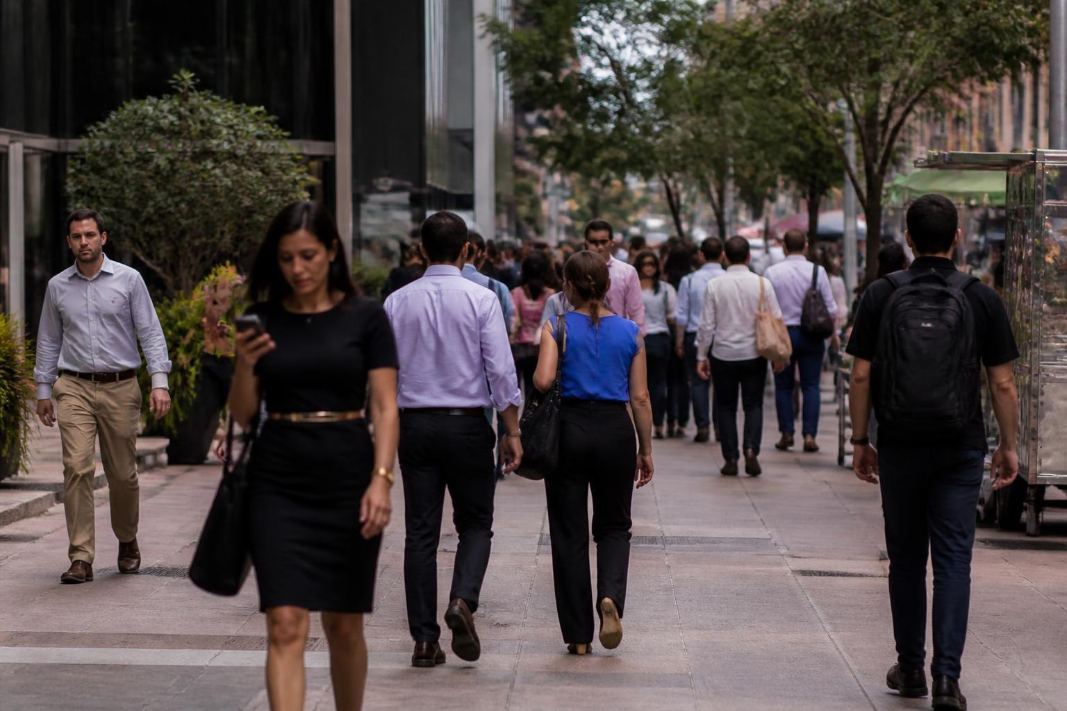 Movimentação de consumidores e trabalhadores no setor de serviços