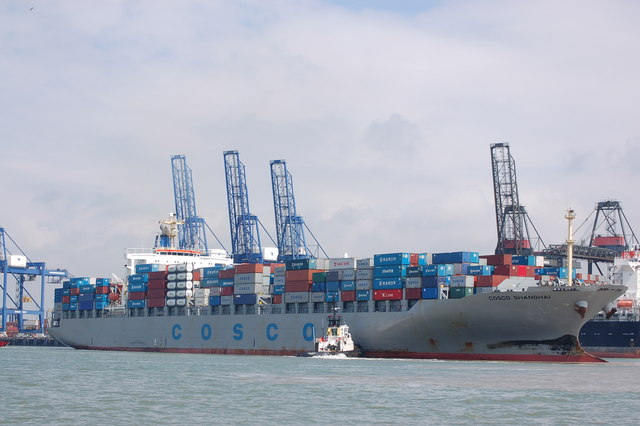 Porto comercial com navios e contêineres