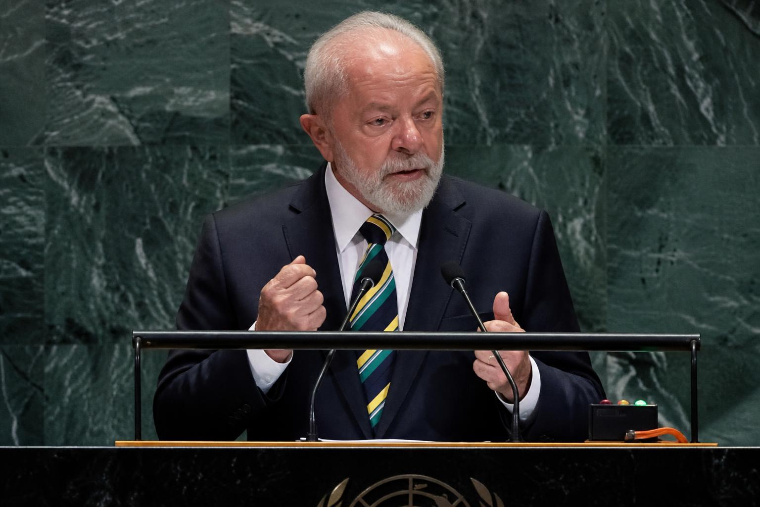 Presidente Lula discursando no pódio da Assembleia Geral da ONU