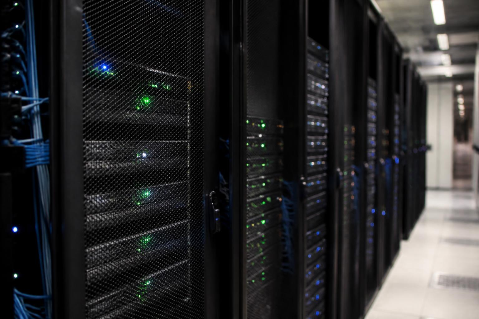 Servidores e infraestrutura tecnológica de inteligência artificial.