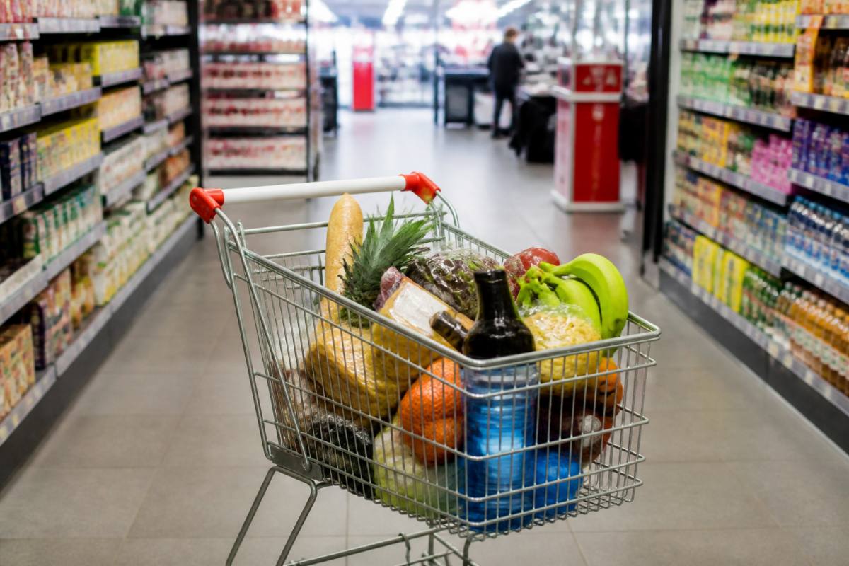 Corredor de supermercado com carrinho de compras