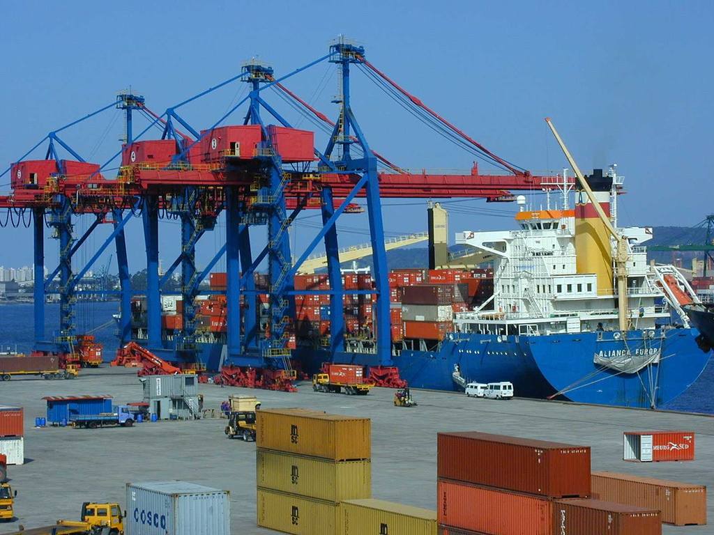 Navios de carga no Porto de Santos