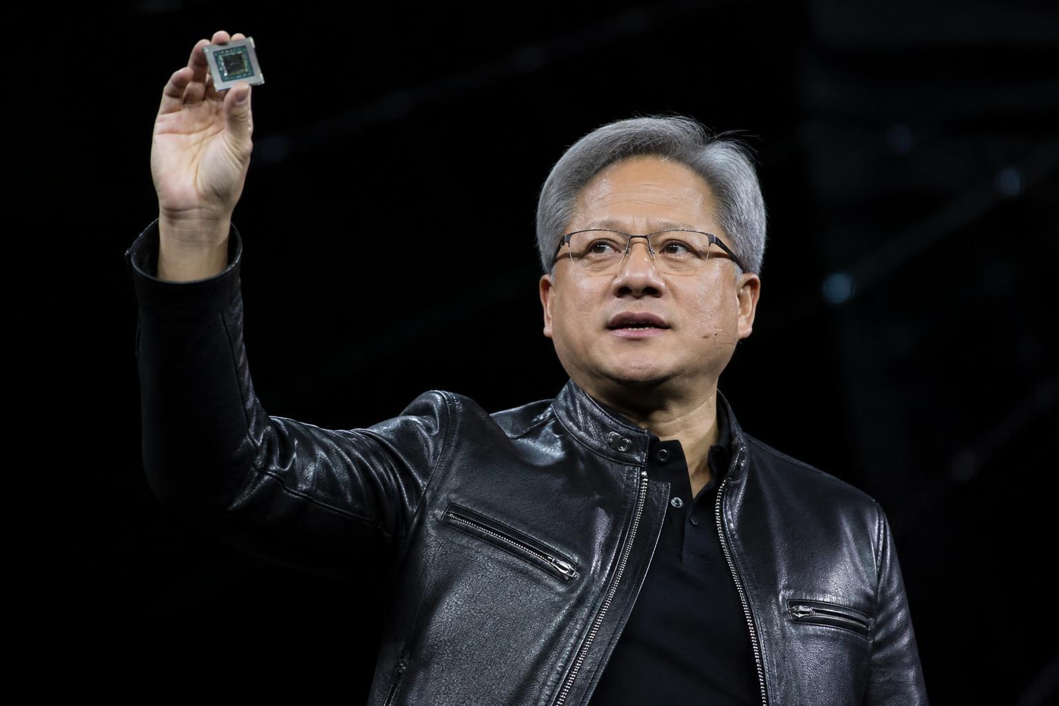 Jensen Huang, CEO da Nvidia, apresentando microchips de IA