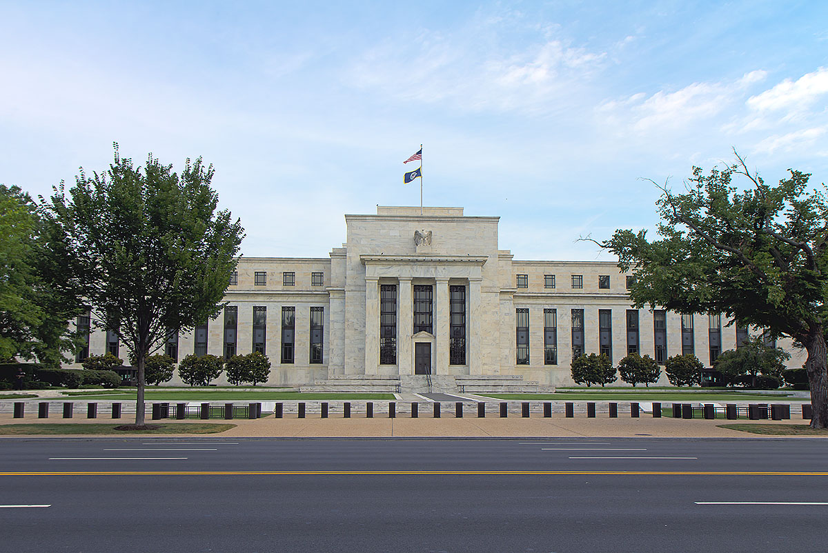 Edifício do Federal Reserve em Washington, símbolo das pressões de juros globais sobre o Brasil