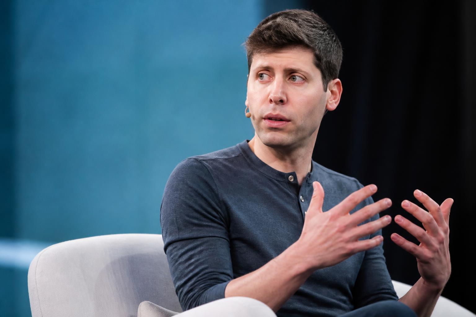 Sam Altman discursando em evento sobre inteligência artificial.