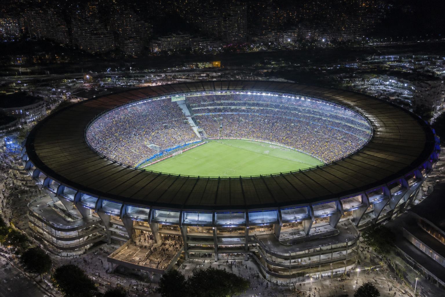 Visão aérea do estádio do Maracanã em noite de grande público.
