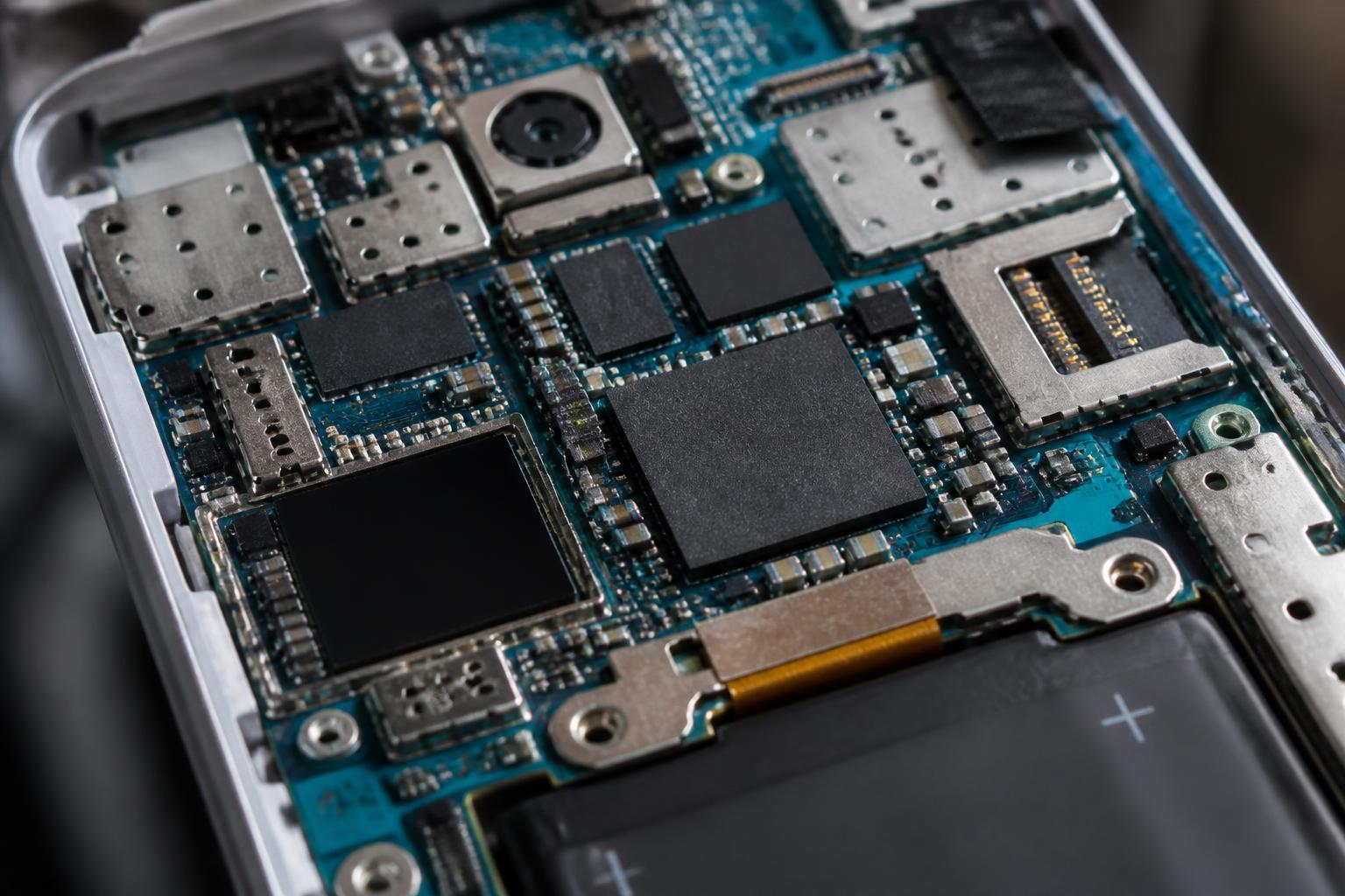 Placa de circuito e microchips semicondutores utilizados em smartphones.