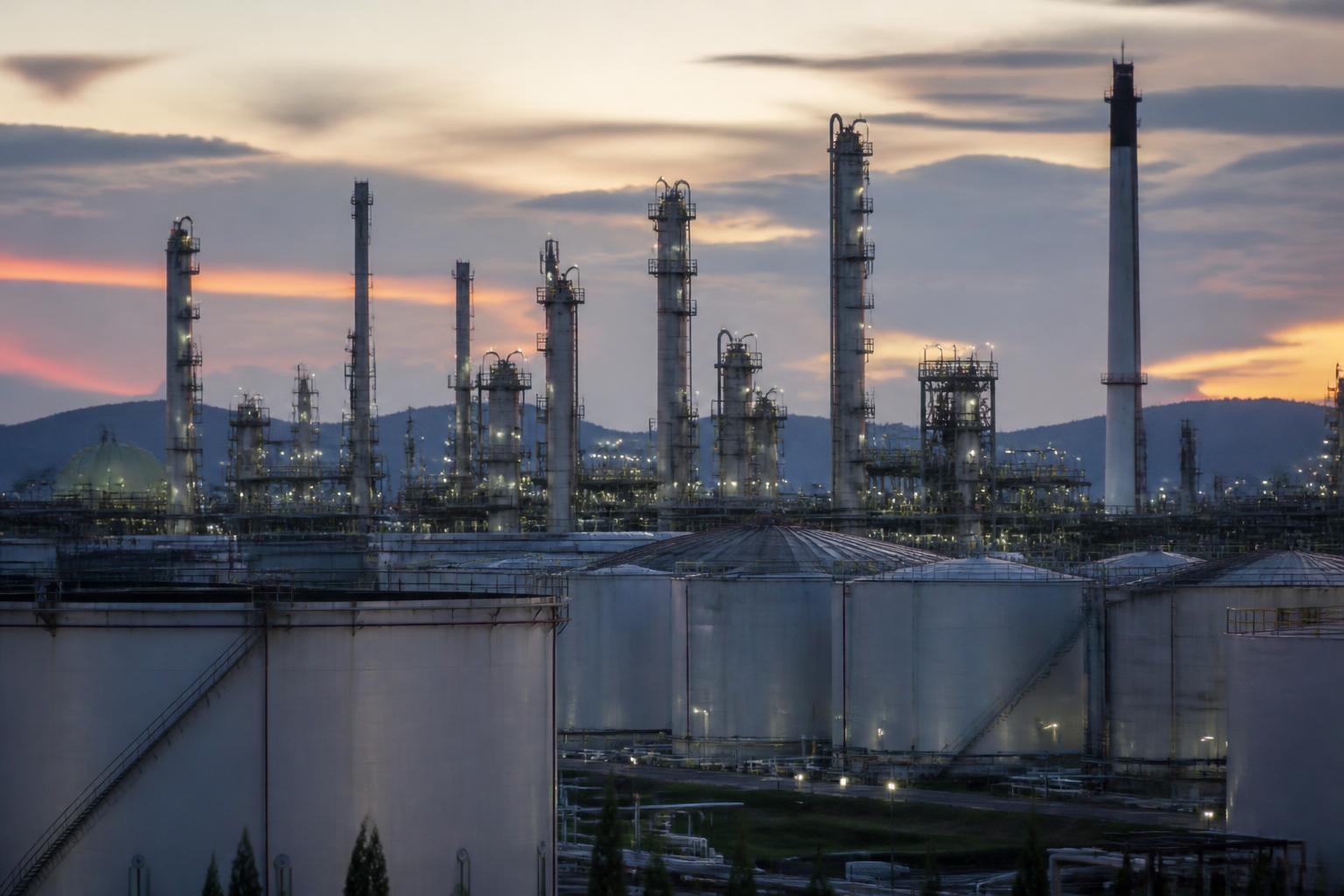 Refinaria de petróleo com grandes tanques de combustível.