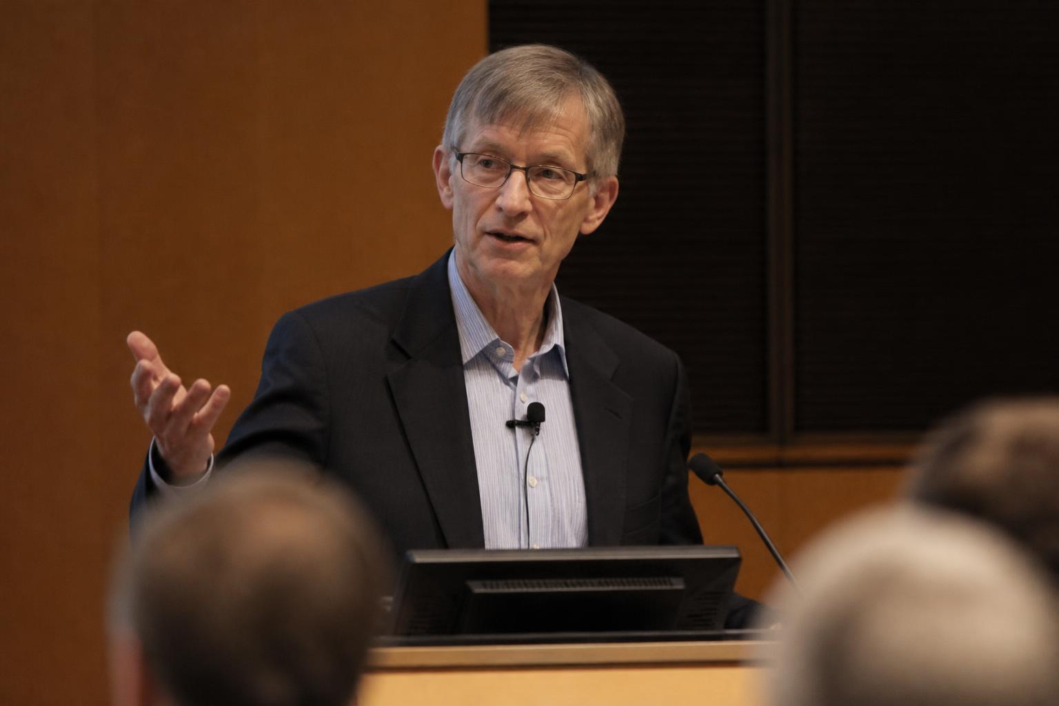 Economista Michael Woodford durante palestra acadêmica