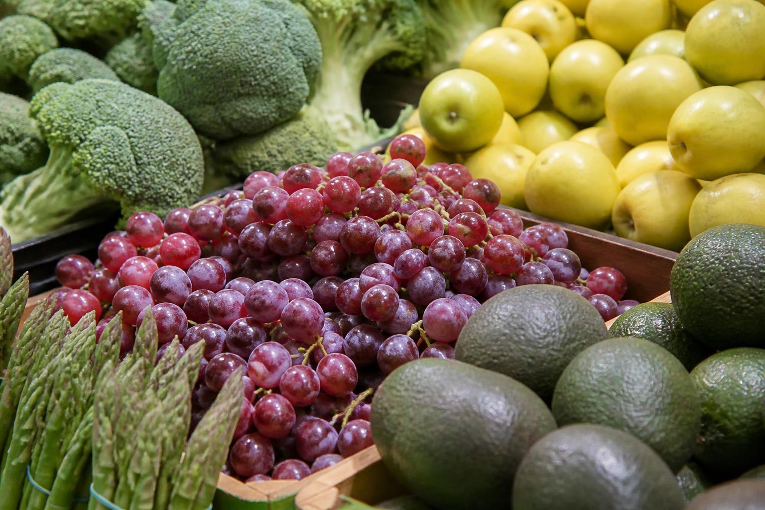 Gêneros alimentícios em mercado representando a pressão da inflação de alimentos